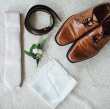 Load image into Gallery viewer, Elopement Boutonniere

